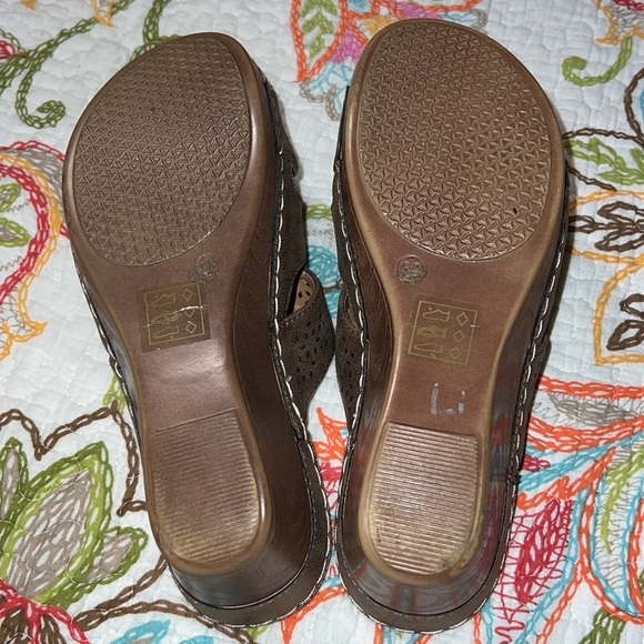 GC womens size 38 (7.5) wedge sandals bronze slip on summer causal church buckle - Picture 5 of 8